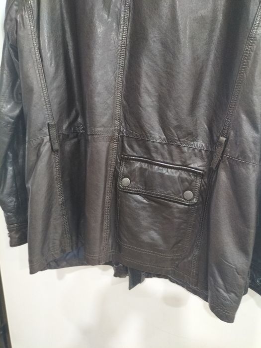 Casaco de homem em pele castanho.