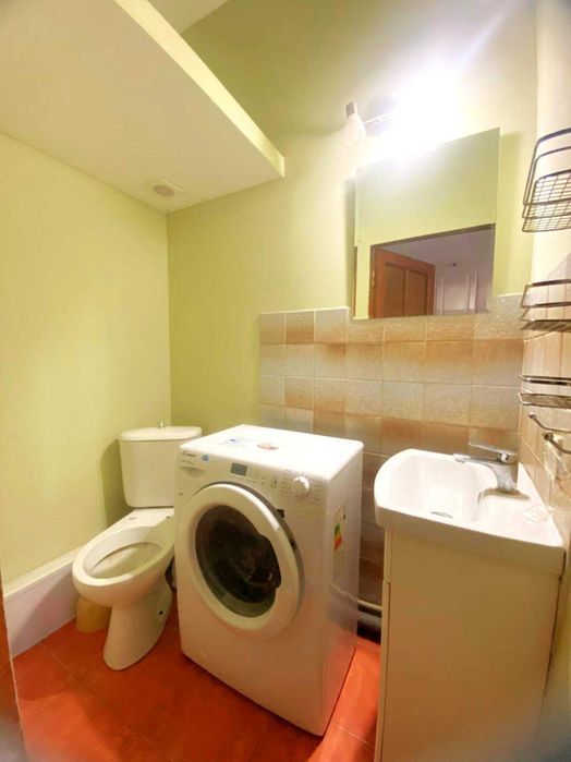 Студія, невисокий поверх,  м Дорогожичі, є ГЕНЕРАТОР