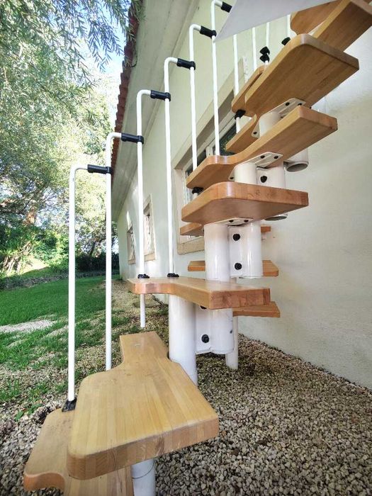 Escada modular ajustável em madeira e metal