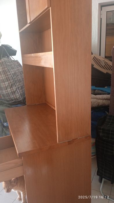 Secretária e estante