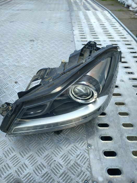 Mercedes W204 lift bixenon lampa lampy xenon OM642 części polift