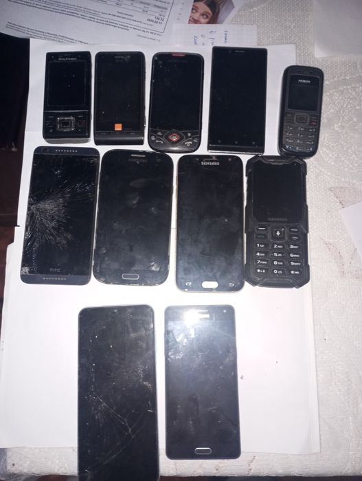 Zestaw telefonów komórkowych,część sprawna.