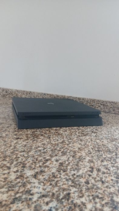 PlayStation  4 Slim: 1TB  (PS4) em excelente estado -Sem comando