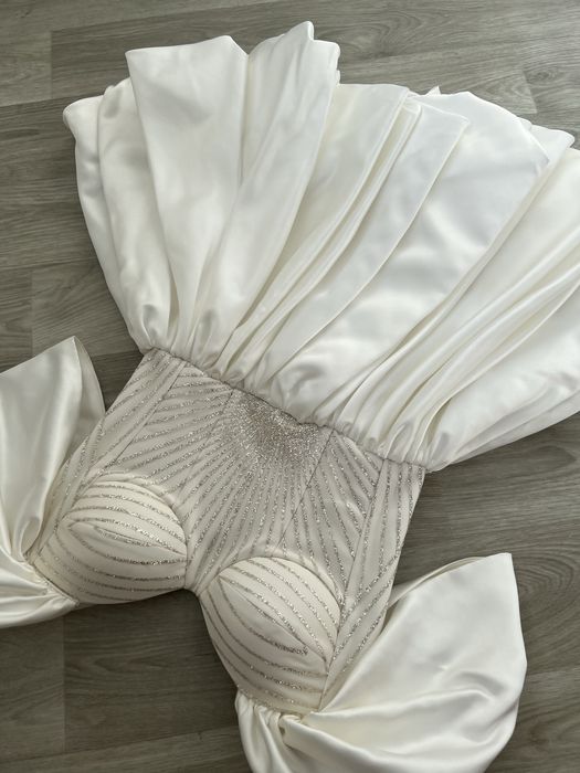 Біла сукня з корсетом