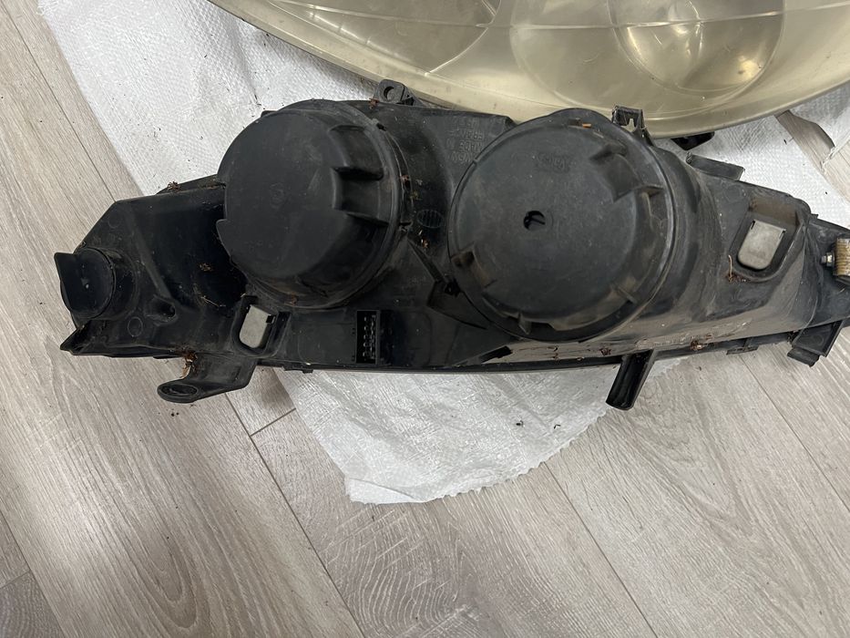 Передние фары Peugeot 307