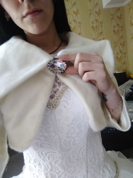 Весільна сукня, фата, букет нареченої, шубка