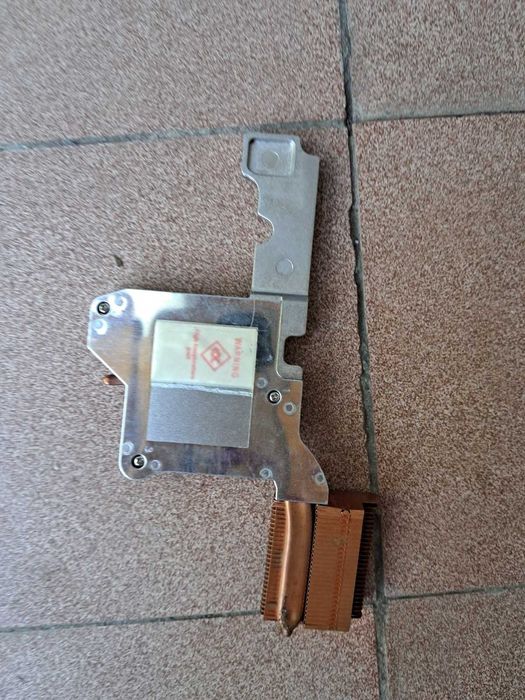 Кулер вентилятор з радіаториом для ноутбука.