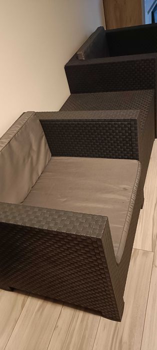 Komplet foteli ogrodowych ze stolikiem