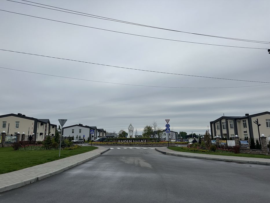 0,30 га (містечко Hensen) фасад 126 м , 300м до школи і до асфальту