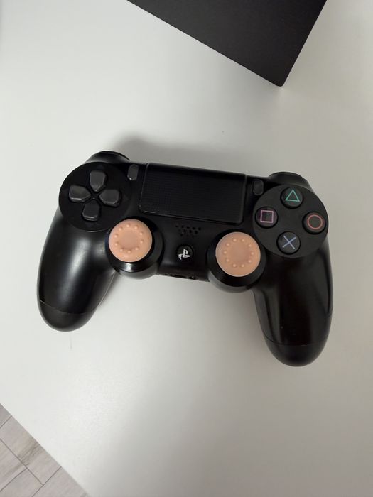 PlayStation 4 Pro 1TB Sony з двома джойстиками