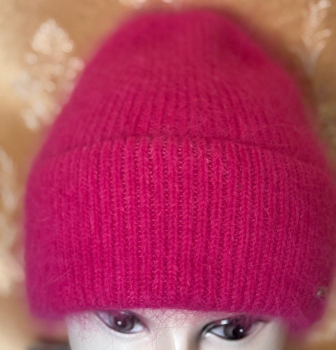 Шапка ангорова, тепла.