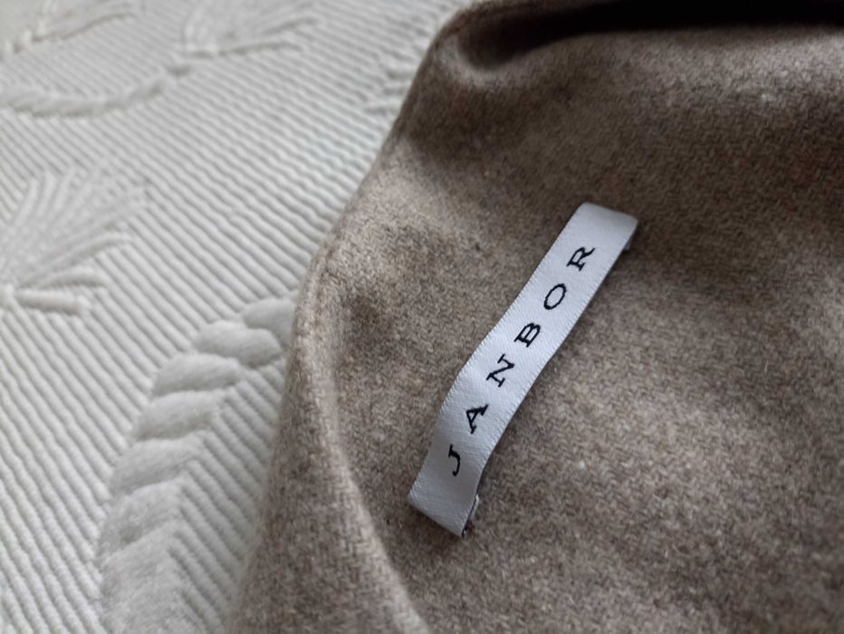 Beżowy przejściowy wełniany płaszcz quiet luxury taupe janbor
