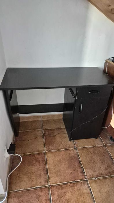 Czarne biurko z fotelem