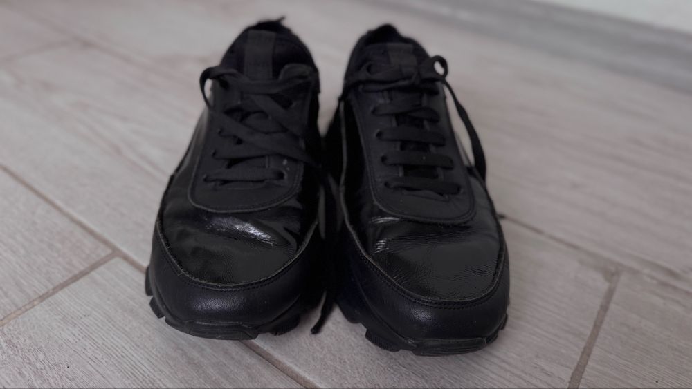 Шкіряні кросівки, в ідеальному стані