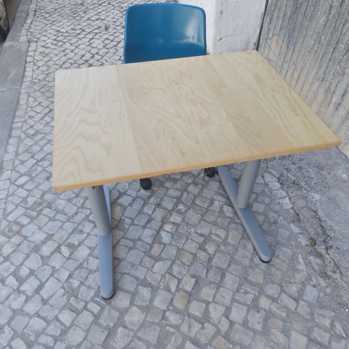 Mesa com vários níveis de altura sem cadeira