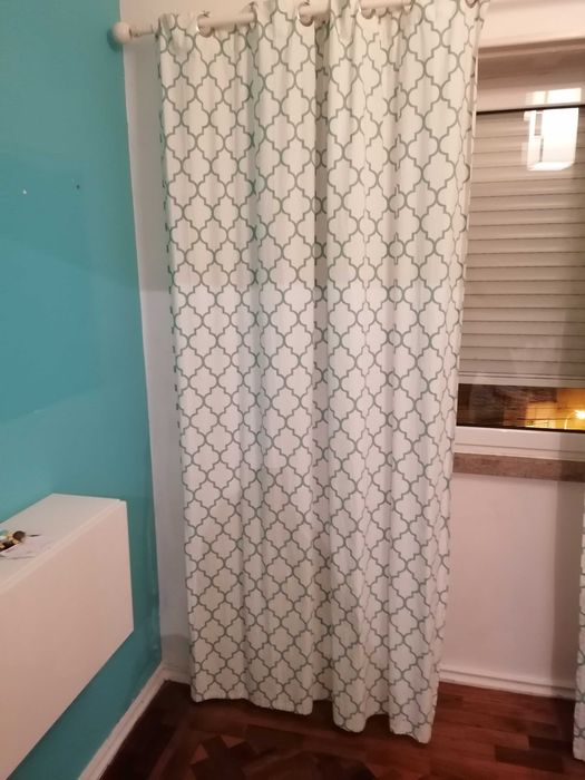 Cortinados com padrão azul e branco com 230 cm de altura