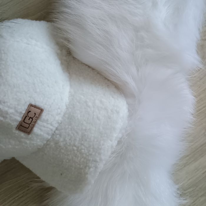 Czapka z daszkiem pompon jenot baranek biała uni