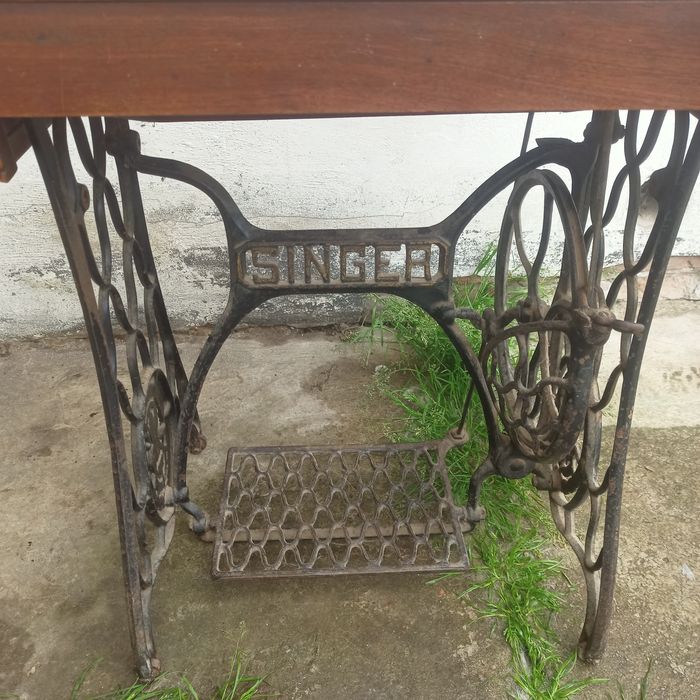 Швейна машинка Singer зі станиною