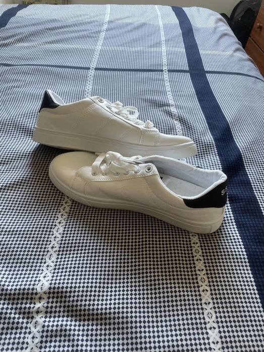 Roupa, calçados, chapéu de sol