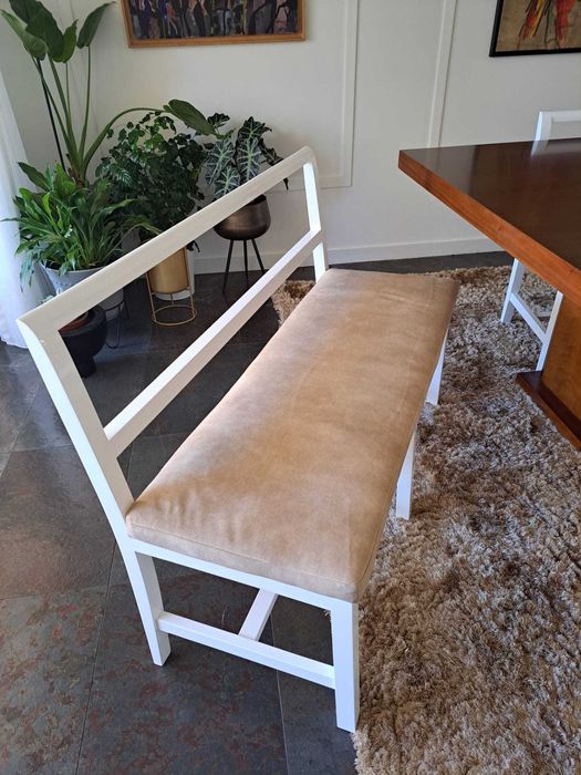 Cadeiras para sala de jantar, lacadas a branco, estofo em tecido.