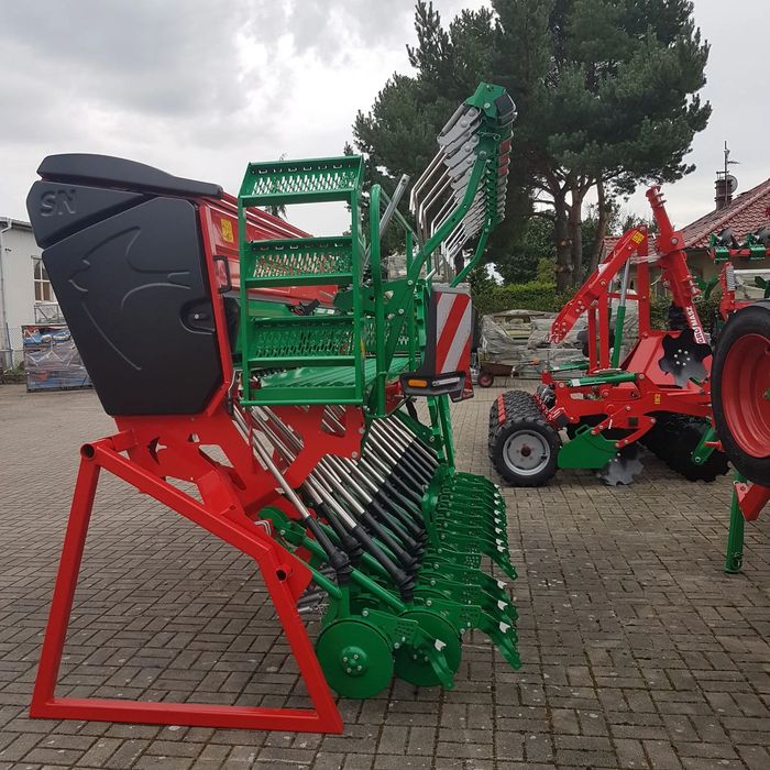 Agro-Masz SN301+ATO30  Siewnik nadbudowany SN301+agregat półzawieszany ATO30 AGRO-MASZ