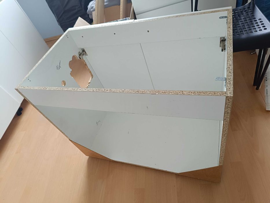 Umywalka z baterią i szafka