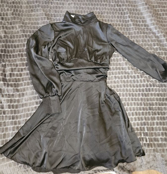 Ідеальна чорна вечірня сукня із відкритою спинкою