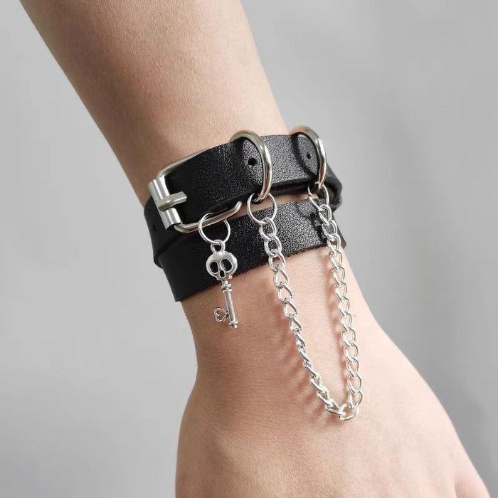 В наявності чорний шкіряний чокер з шипами