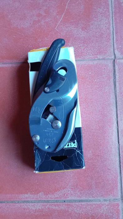 Petzl ID cinza novo segurança em altura alpinista