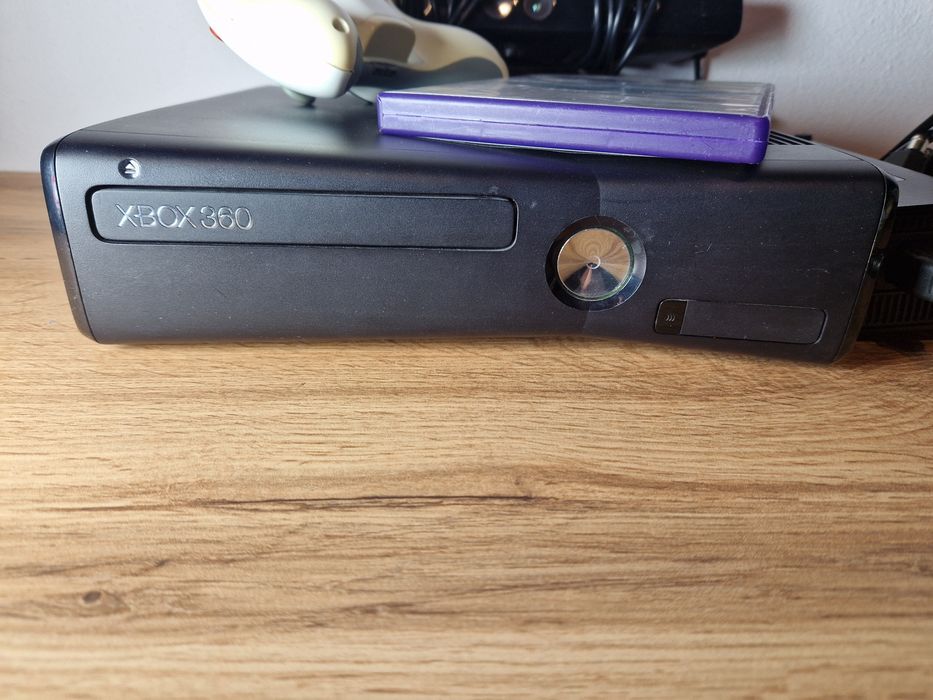 Konsola xbox 360 z padem kinectem i grą