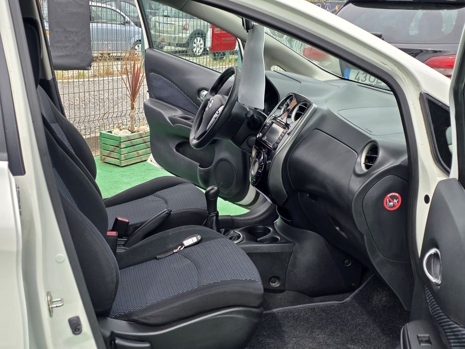 Nissan Note (branco pérola)