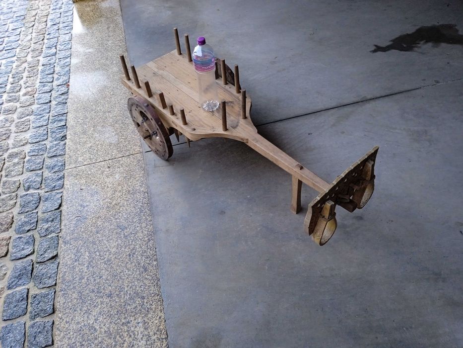 Carro de bois com 1,20m de comprimento
