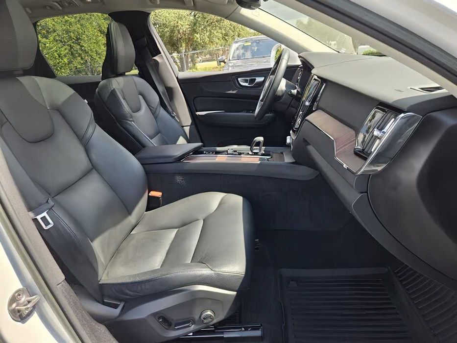 Volvo XC60 B5 Plus Bright Theme      2023