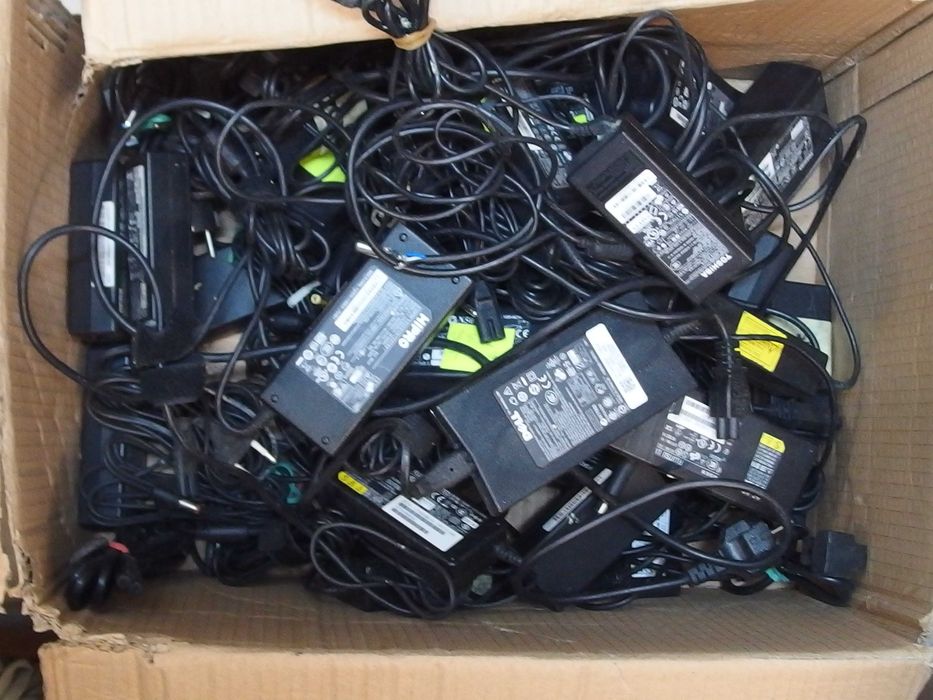Zasilacze do Laptopów uszkodzone ponad 30 szt różne 19V 65W 90W