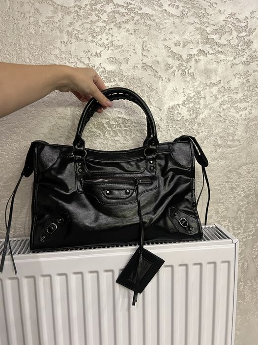 під balenciaga city bag dark
