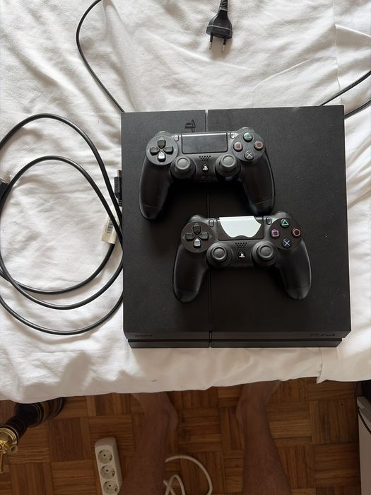Playstation 4 com 2 comandos