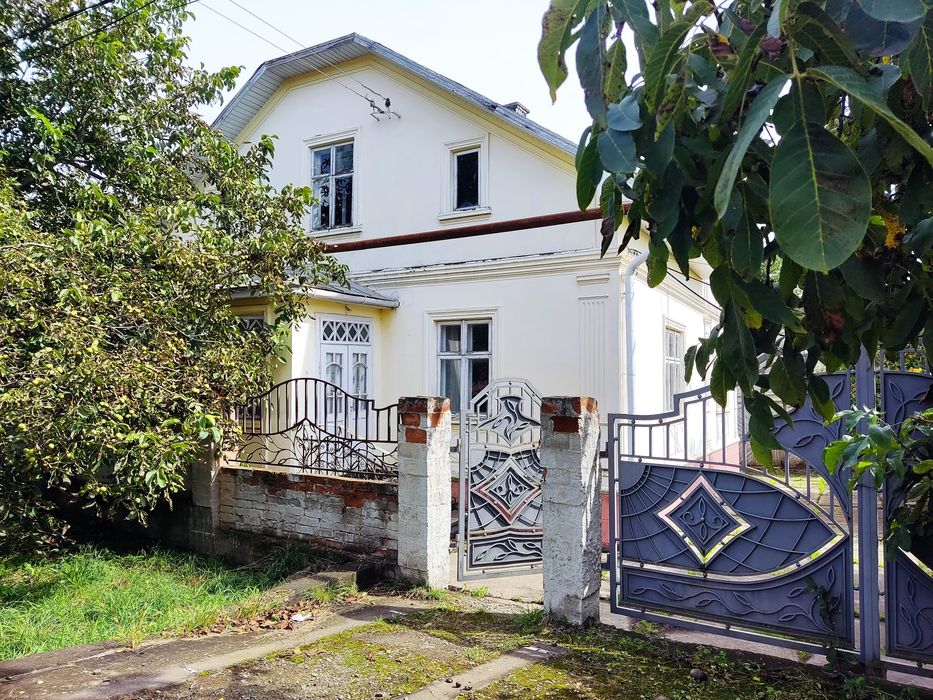 Будинок з ділянкою на Роші. Під ремонт.