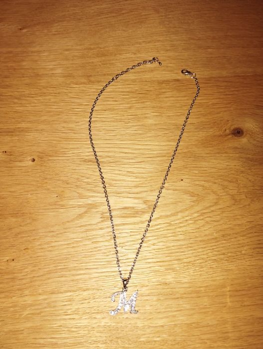 Fio prateado com pendente da letra M com brilhantes