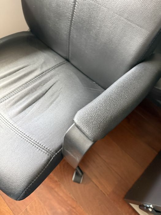 Cadeira de escritorio em pele
