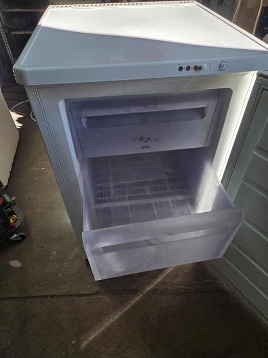 Arca vertical em bom estado