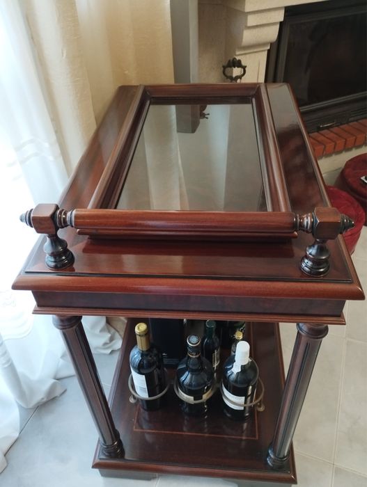 Carrinho de chá raiz de nogueira