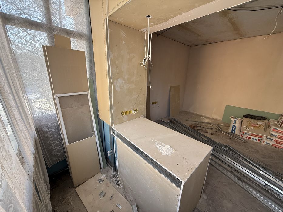 Центр міста. 2 поверх. 82м2. Частковий ремонт. Цегляний будинок