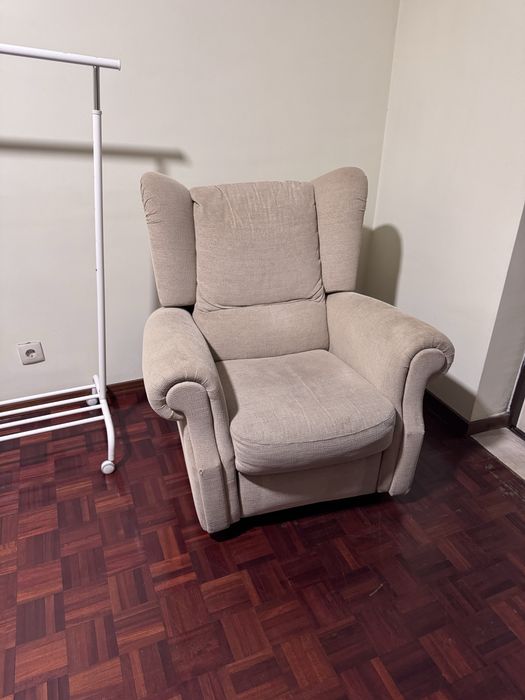 Cadeirão em tecido bege