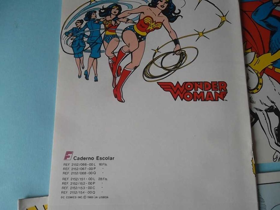 4 cadernos escolares Super-Homem, Batman, Mulher Maravilha.