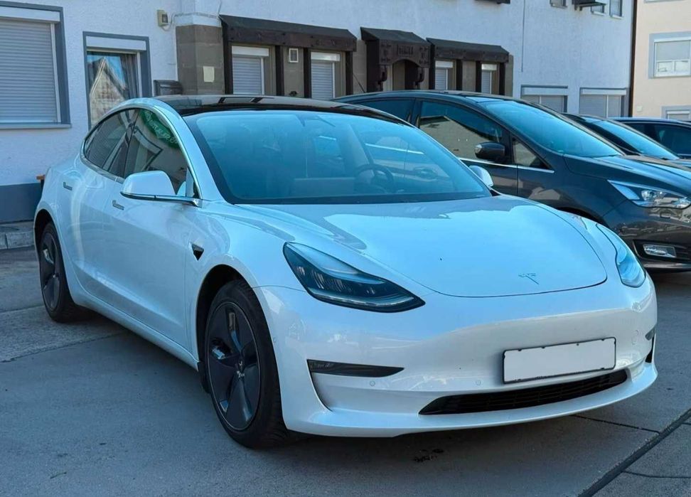 Tesla Model 3 — fotografia 3