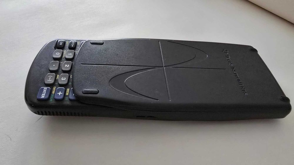 • Calculadora Texas Instruments TI-83 com Capa