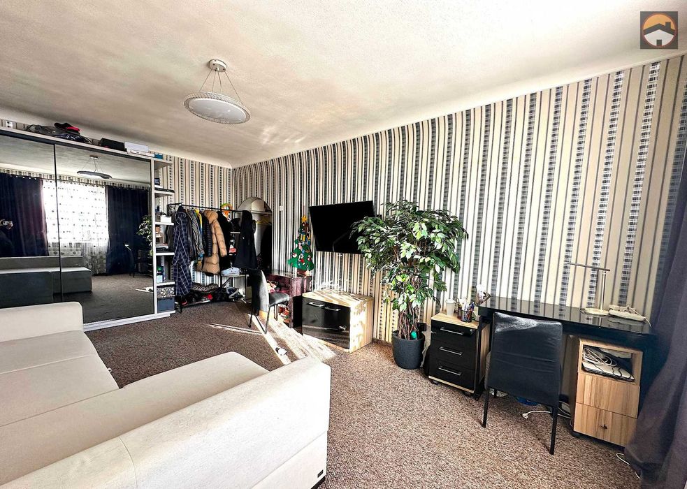 Продається 2-х кімнатна сталінка в Центрі  "Будинок зі Шпилем"