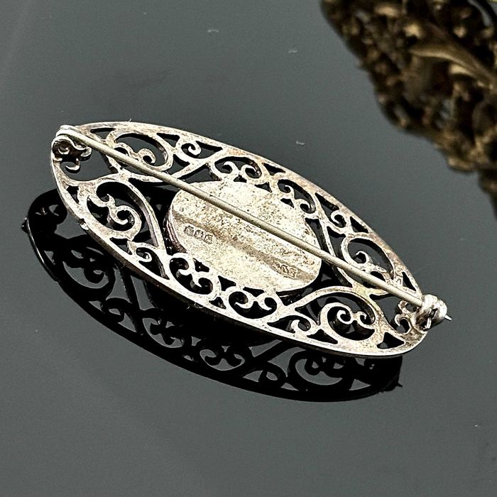 Srebrna broszka z naturalnym Szmaragdem z ok. 1950r próba 835