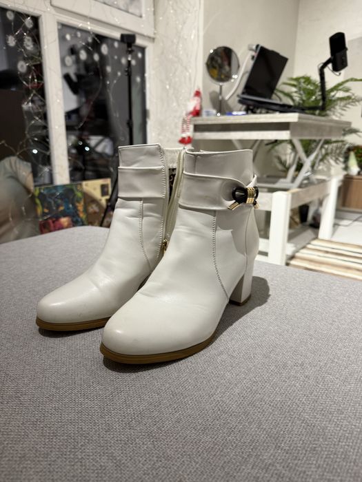 Продам білі ботінки на каблуку