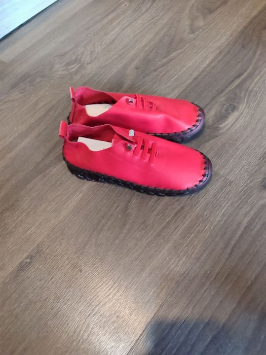 Кросівки нові продам на дівчинку